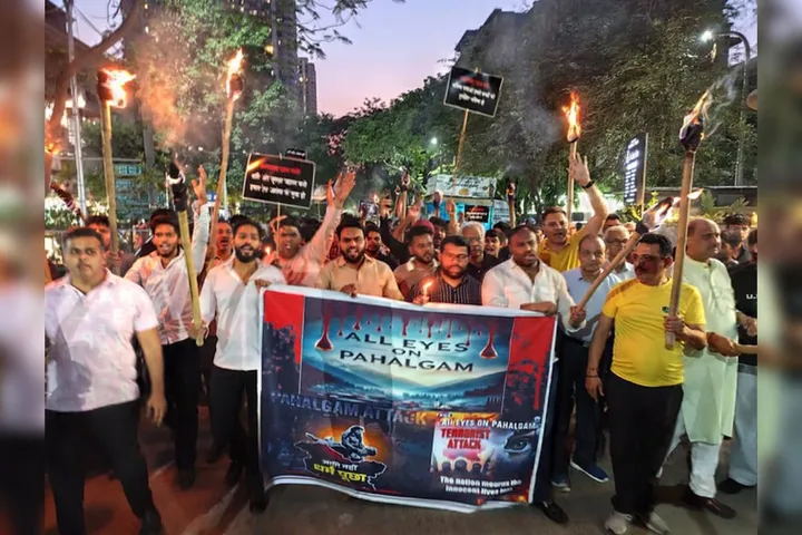 गाजियाबाद: पहलगाम आतंकी हमले के विरोध में प्रदर्शन, कहीं निकाली कैंडल मार्च तो कहीं फूंका  पुतला