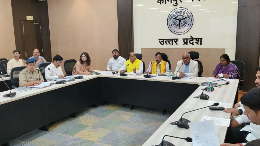 जनप्रतिनिधियों के साथ बैठक करते जिलाधिकारी। 