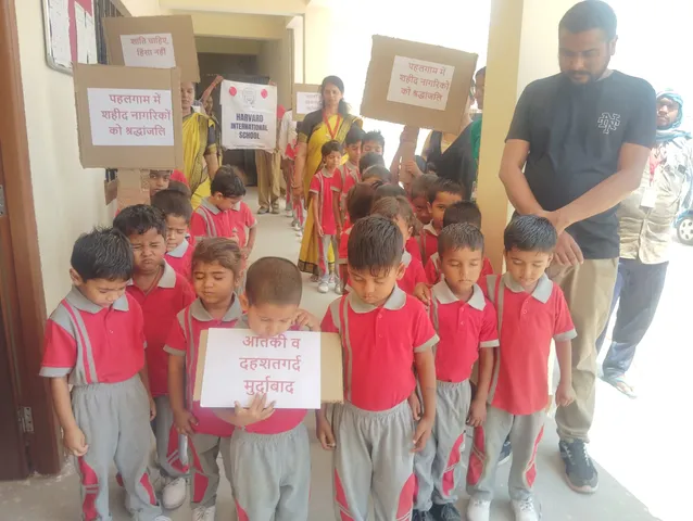 श्रध्दांजलि अर्पित करते स्कूल के बच्चे