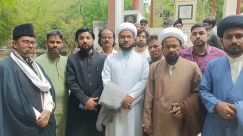 पहलगाम हमले के खिलाफ प्रदर्शन करते लोग। 