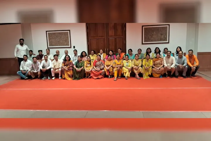 Ghaziabad: अतुल गर्ग ने 60 इंदिरापुरम निवासियों को संसद के करवाये दर्शन