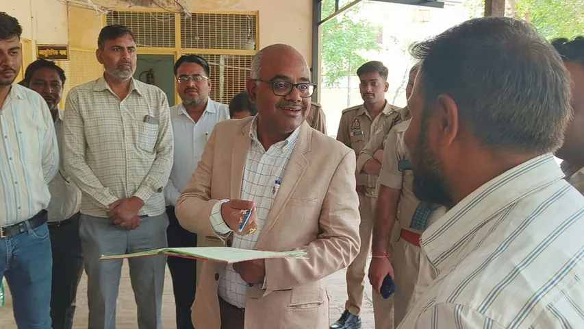 लोक निर्माण खंड भवन कार्यालय का निरीक्षण करते जिलाधिकारी जितेंद्र प्रताप सिंह। 
