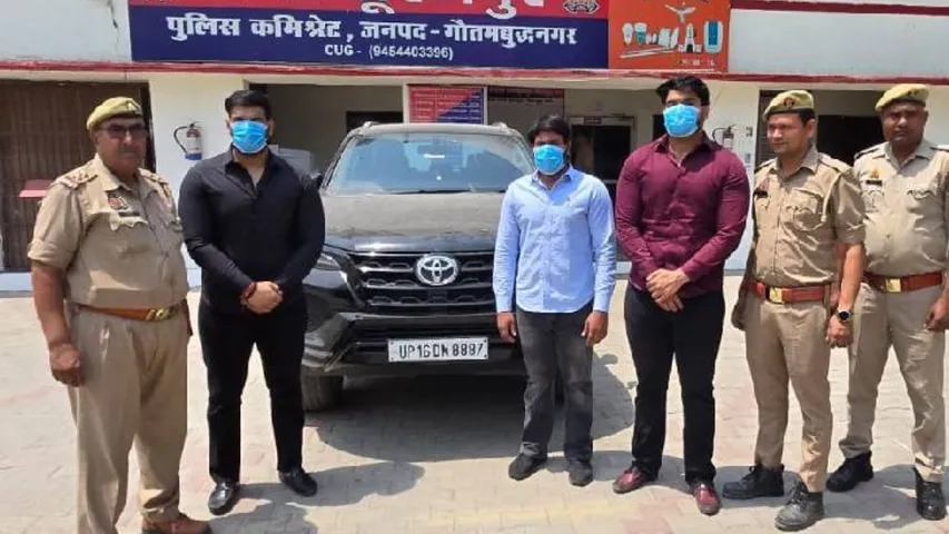 ग्रेटर नोएडा में महिला मित्र को लेकर झगड़ा, कार में तोड़फोड़, मेरठ का रहने वाला है पीड़ित,