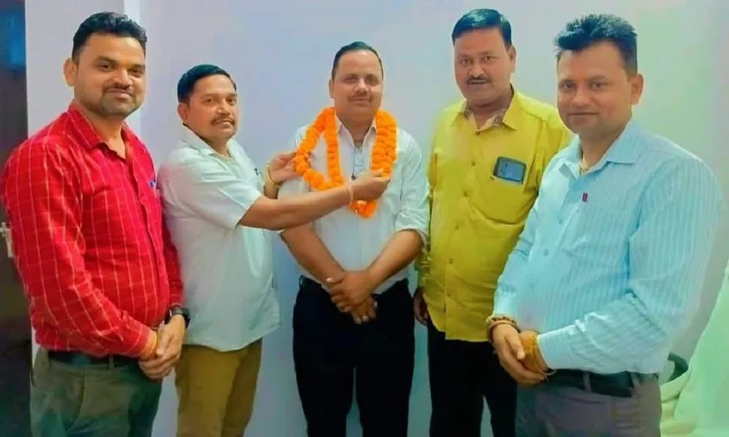 अवनीश मिश्र को औपचारिक रूप से जिला उपाध्यक्ष पद का दायित्व सौंपा