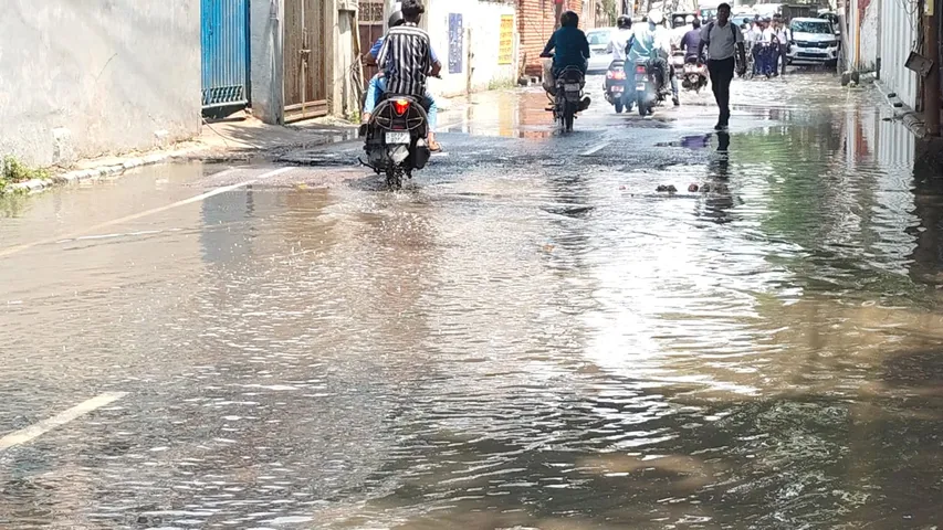 पाइप लाइन फटी
