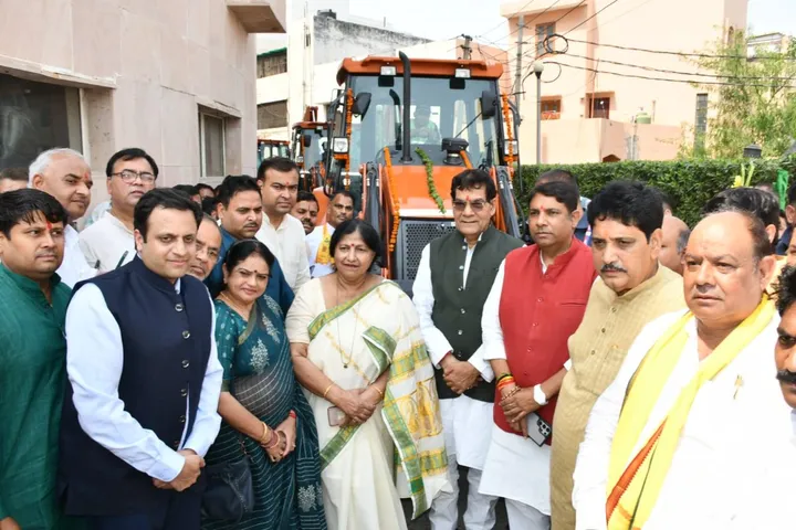 गाजियाबाद पहुंचे नगर विकास मंत्री, किया कार्यों का निरीक्षण एवं समीक्षा बैठक