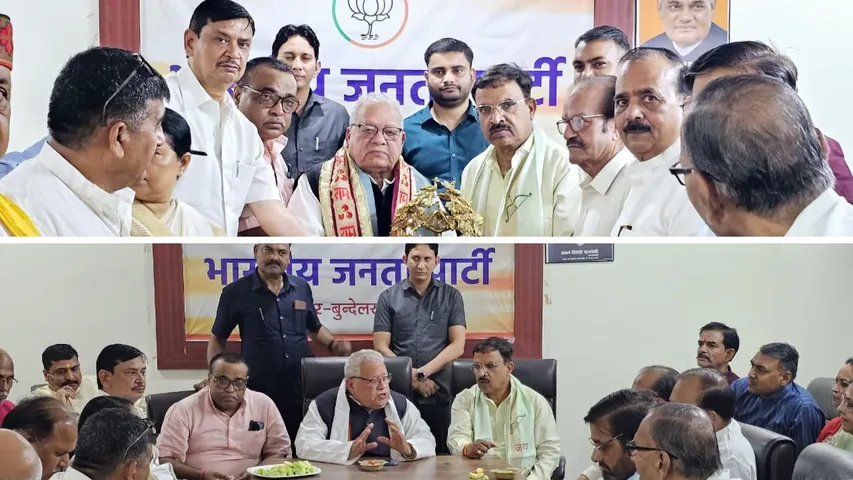 कलराज मिश्र को स्मृतिचिह्न देते भाजपाई। इस दौरान उन्होंने पार्टी नेताओं संग कई मुद्दों पर गंभीर चर्चा भी की। 
