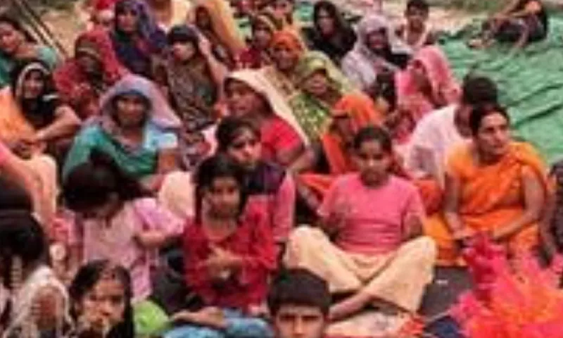 कांट के मल्हपुर गांव में कृष्ण जन्म कथा सुनते श्रद्धालु।