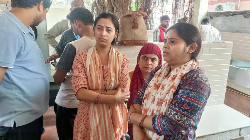 घटनास्थल पर विवाहिता के दुखी परिजन।