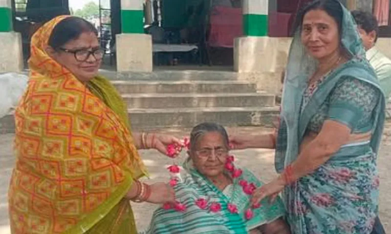 जलालााबद में अध्यक्ष चुने जाने पर दया सिंह को माला पहनाकर स्वागत करती समिति की सदस्य।