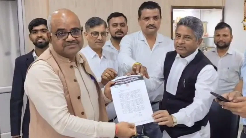 जिलाधिकारी को ज्ञापन देते वकील। 
