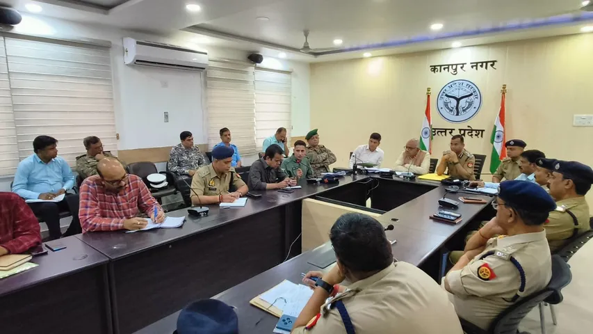 माँक ड्रिल की तैयारियों को अंतिम रूप देते प्रशासनिक अधिकारी। 