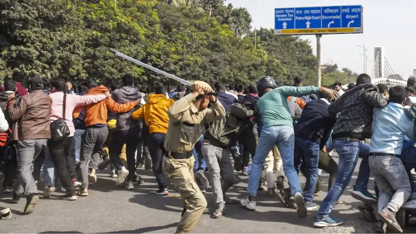 TRE-3 candidates create ruckus in Patna, police resort to lathicharge