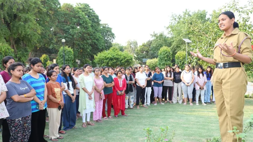 विश्वविद्यालय में मॉक ड्रिल के दौरान मौजूद लोग