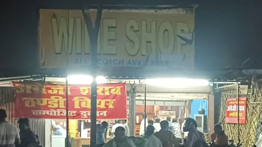 ब्लैक आउट के दौरान एक ठेके से होती रही शराब की बिक्री। 