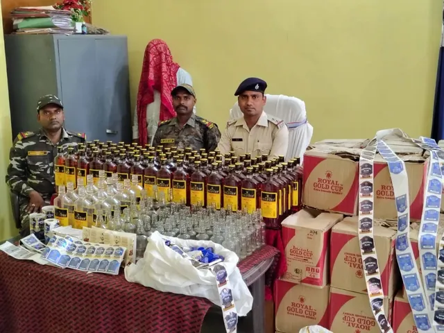पत्रकारों से बात करते थाना प्रभारी, जब्त शराब