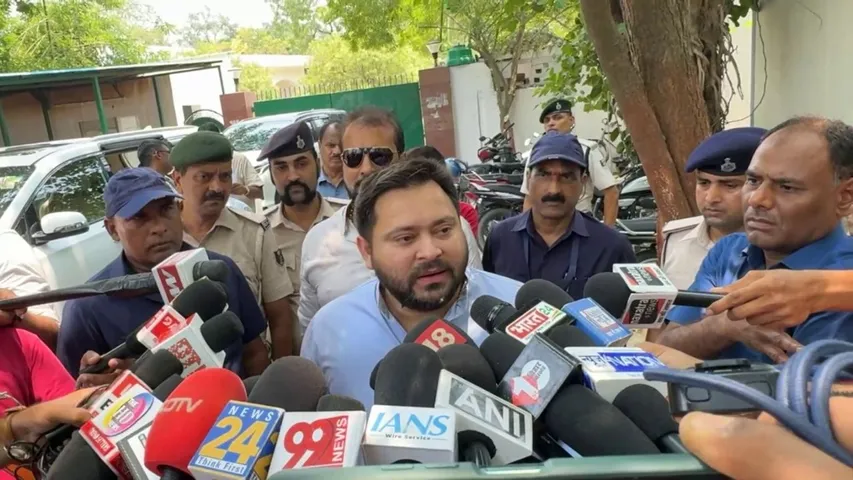 Tejashwi Yadav Chhapra visit, शहीद परिवार से मुलाकात, BSF जवान श्रद्धांजलि, Tejashwi demands special session, सेना को सम्मान