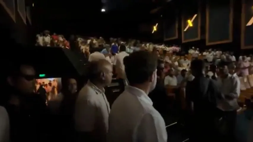 राहुल गांधी पटना में फुले मूवी देखते हुए