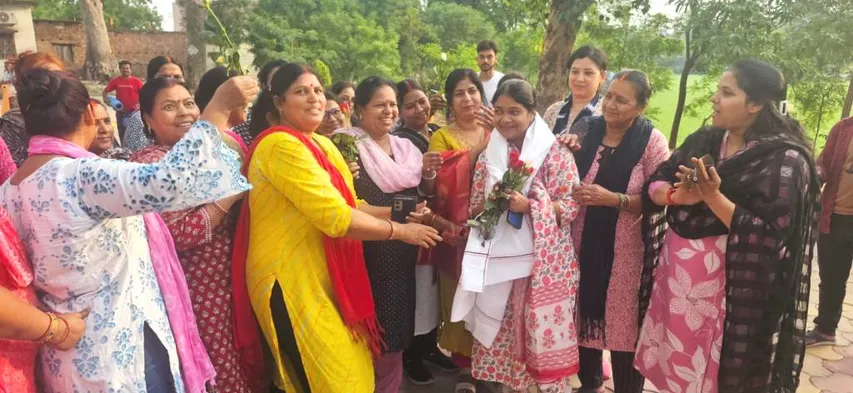 अंबेडकर पार्क में भाजपा नेत्री स्मिता का स्वागत करती महिलाएं।