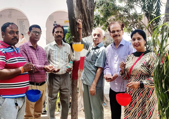 पशु-पक्षियों के लिए दाना पानी