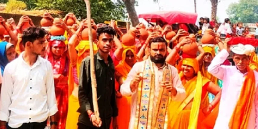 मदनापुर के ग्राम ढुकरी कलां में कलश यात्रा निकालतीं