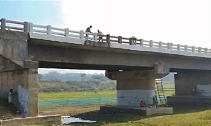 धन्यौरा में गर्रा नदी पर निर्माणाधीन पुल