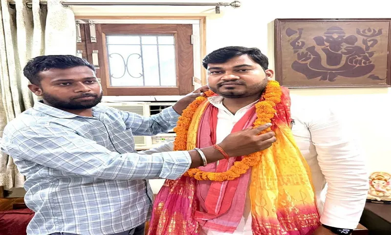 नौजवान साथियों ने फूलमालाओं से जोरदार स्वागत किया