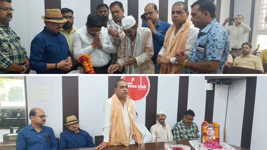 प्रेस क्लब में अजय अग्निहोत्री को श्रद्धांजलि देते लोग और विचार व्यक्त करते प्रेस क्लब के अध्यक्ष सरस बाजपेई।