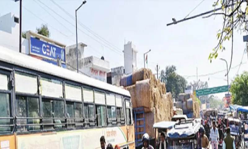 पुवायां के राजीव चौक पर लगा जाम।