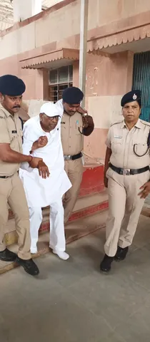 रामनाथ चंद्रवंशी को सहारा देकर स्टेशन से बाहर ले जाते लोहरदगा आरपीएफ के जवान,