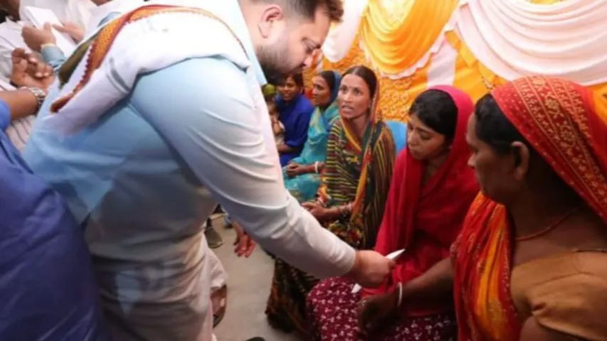 Tejashwi Yadav giving cash