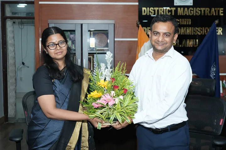 पलामू की नवपदस्थापित डीसी समीरा एस का स्वागत करते स्थानांतरित डीसी शशि रंजन