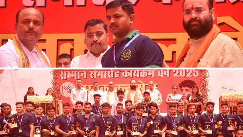 किया गया मेधावियों का सम्मान और समारोह में मौजूद लोग।