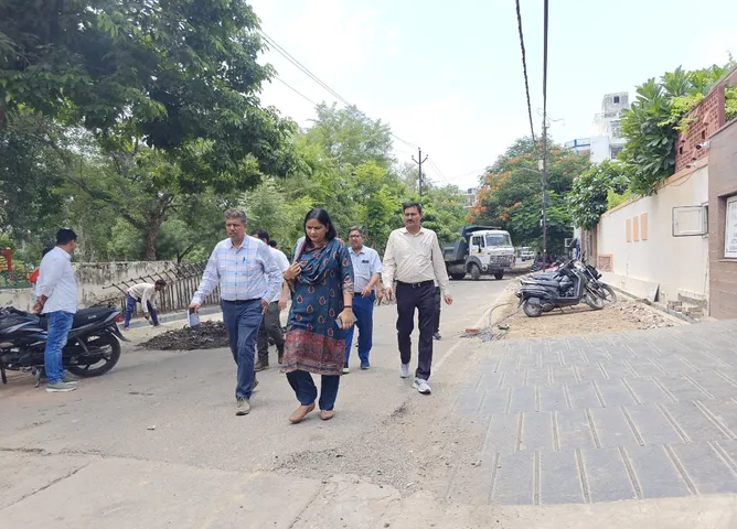 औचक निरीक्षण पर निकली अपर नगर आयुक्त 