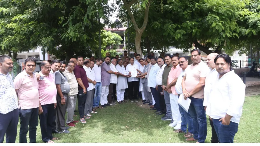 व्यापारियों ने ज्ञापन दिया 