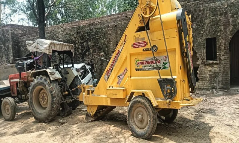 रेपर मशीन व ट्रैक्टर-ट्राली पकड़ी