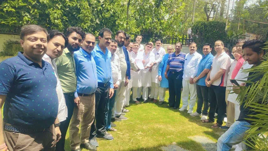 व्यापारियों ने अतुल गर्ग को सौंपा ज्ञापन