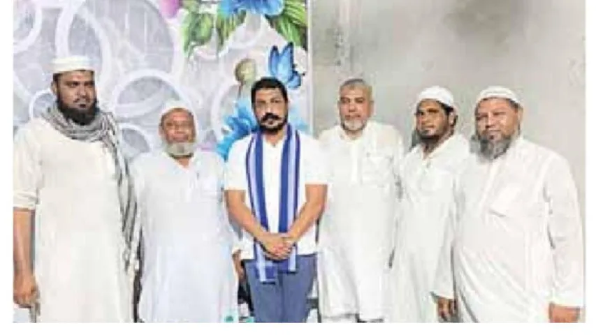गांव वालों से मिले सांसद चंद्रशेखर