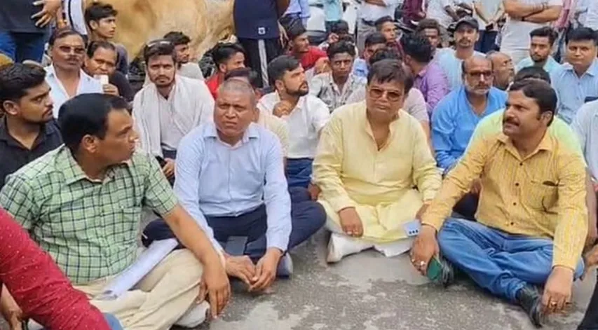 कोतवाली के सामने धरने पर बैठे भाजपा नेता व समर्थक