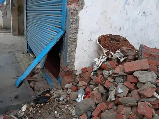 मोबाइल शॉप के शटर तोड़कर लाखों का सामान चोरी