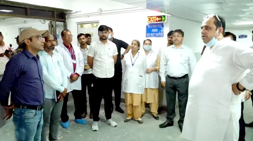 स्वास्थ्य मंत्री पंकज सिंह बवाना के महर्षि वाल्मीकि अस्पताल का निरीक्षण करते हुए, मरीजों से बात करते और सुविधाओं का जायजा लेते हुए | यंग भारत न्यूज