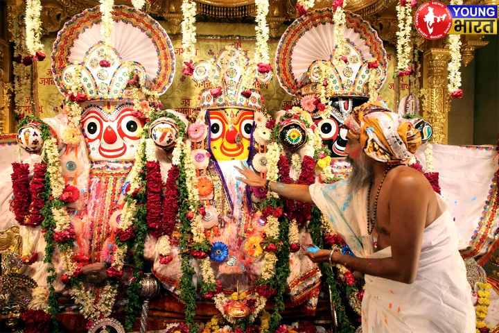 पुरी में रथ पर विराजमान भगवान जगन्नाथ की आरती देखते हुए लाखों भक्त | यंग भारत न्यूज