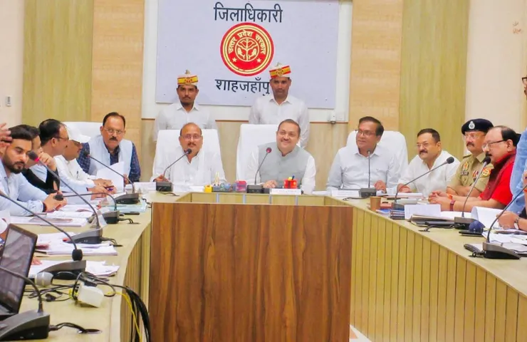 कलेक्ट्रेट सभागार में आपदा प्रबंधन बैठक और ‘मन की बात’ कार्यक्रम आयोजित