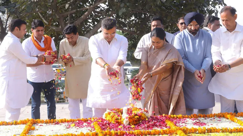 सीएम रेखा गुप्ता और मंत्री परवेश वर्मा अपने पिता दिल्ली के पूर्व मुख्यमंत्री साहिब सिंह वर्मा की पुण्यतिथि पर श्रद्धांजलि देते हुए | यंग भारत न्यूज