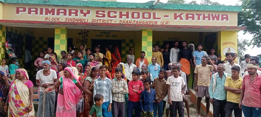 स्कूल बंद किए जाने की सूचना पर प्रशर्शन करते अभिभावक