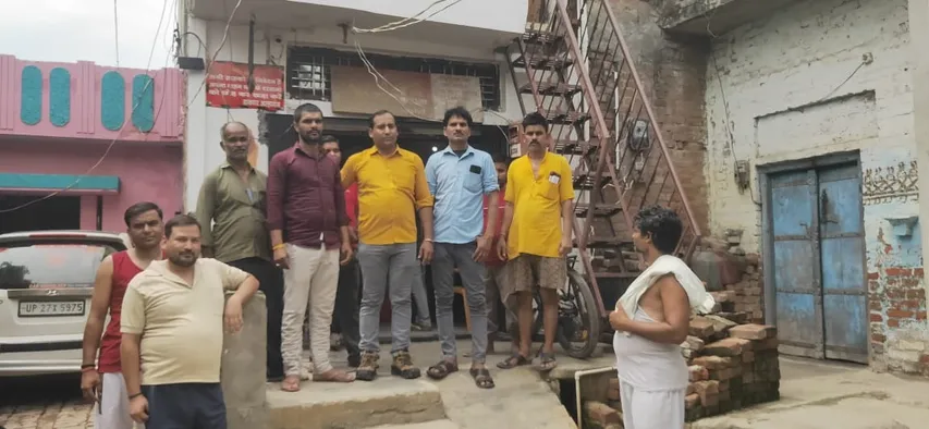 घोटाला की जानकारी मिलने पर अल्हागंज के डाकघर कार्यालय पहुंचे खाताधारक