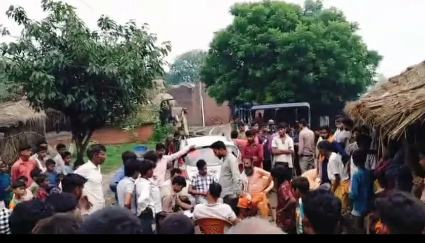 निगोही थाना क्षेत्र के गांव खेडा गौटियां में कालिख पोतने के मामले में जांच करती पुलिस