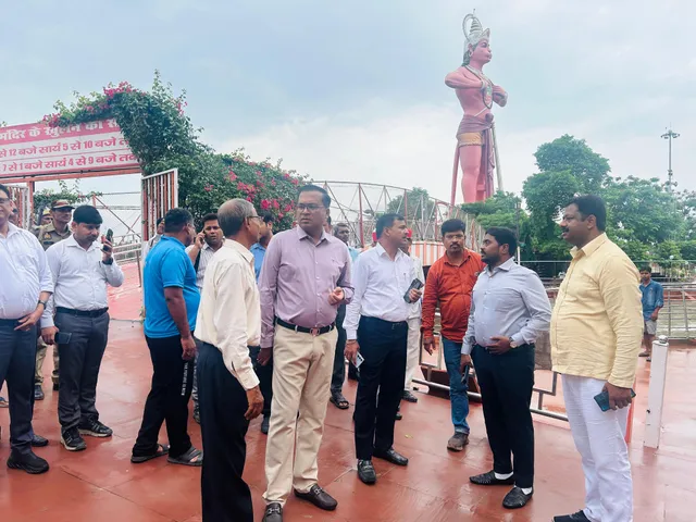 जिलाधिकारी धर्मेंद्र प्रताप सिंह ने नदियों में बढ़ते जल स्तर का खन्नौत नदी के हनुमत धाम एवं गर्रा नदी के अजीजगंज तटबंध का निरीक्षण किया।