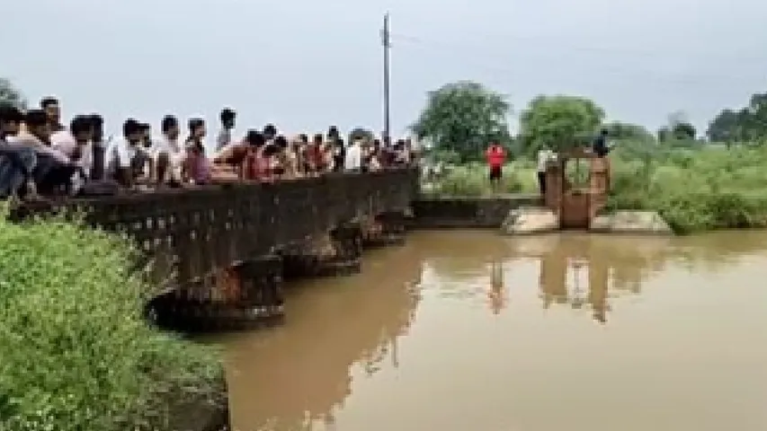 यूपी के बांदा में तीन बच्चों संग महिला नहर में कूदी, चाराें की माैत