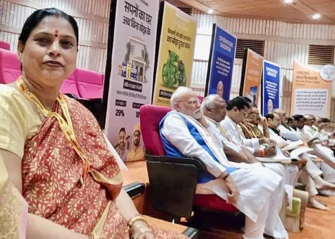 PM Modi site in last row